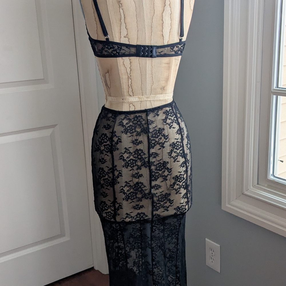 Elegant Black Lace Lingerie Set - Picture 3 of 4